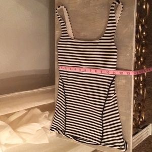 Lululemon Black &White scoop neck tank
